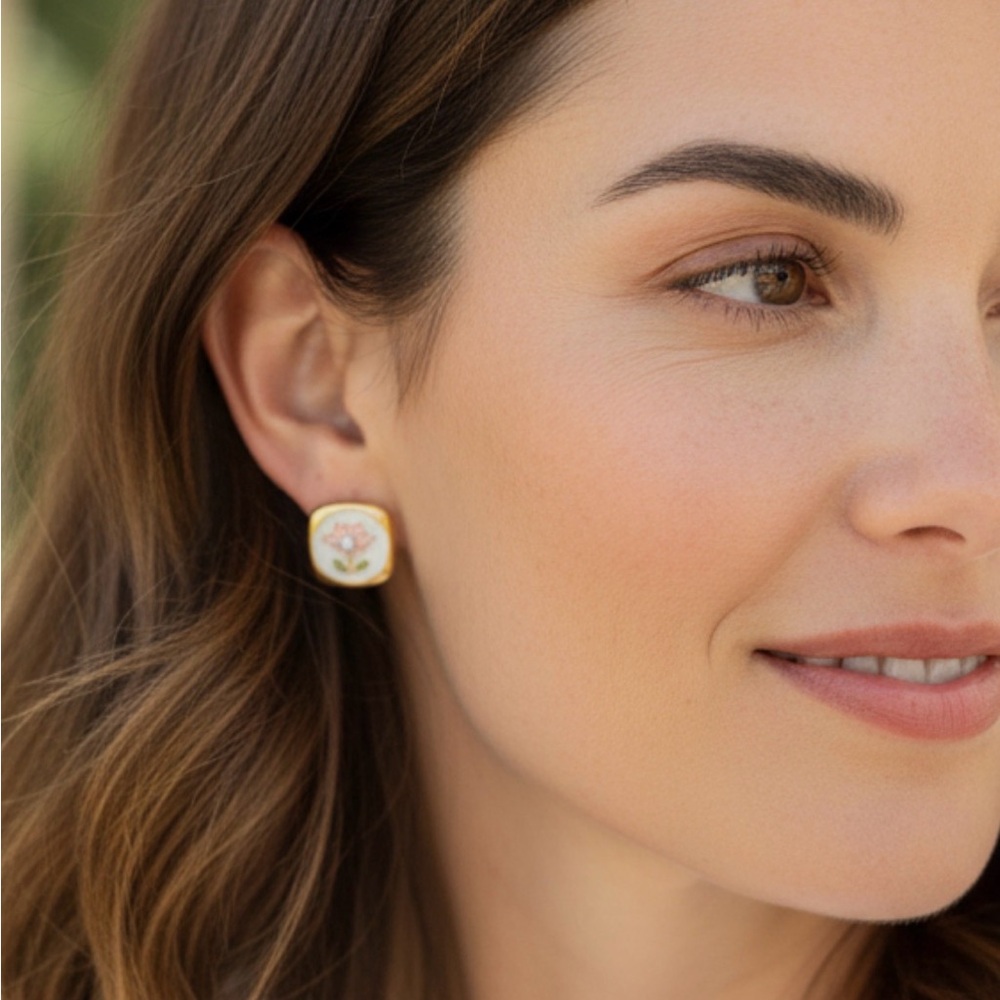 Vintage Style Floral Pearl Stud Earrings Lotus Design - Picture 4 of 5